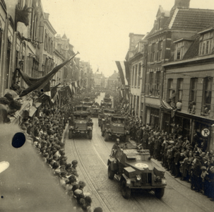 600841 Afbeelding van enkele legervoertuigen in de Voorstraat te Utrecht tijdens de Memorial D-Day Parade van de 3rd ...